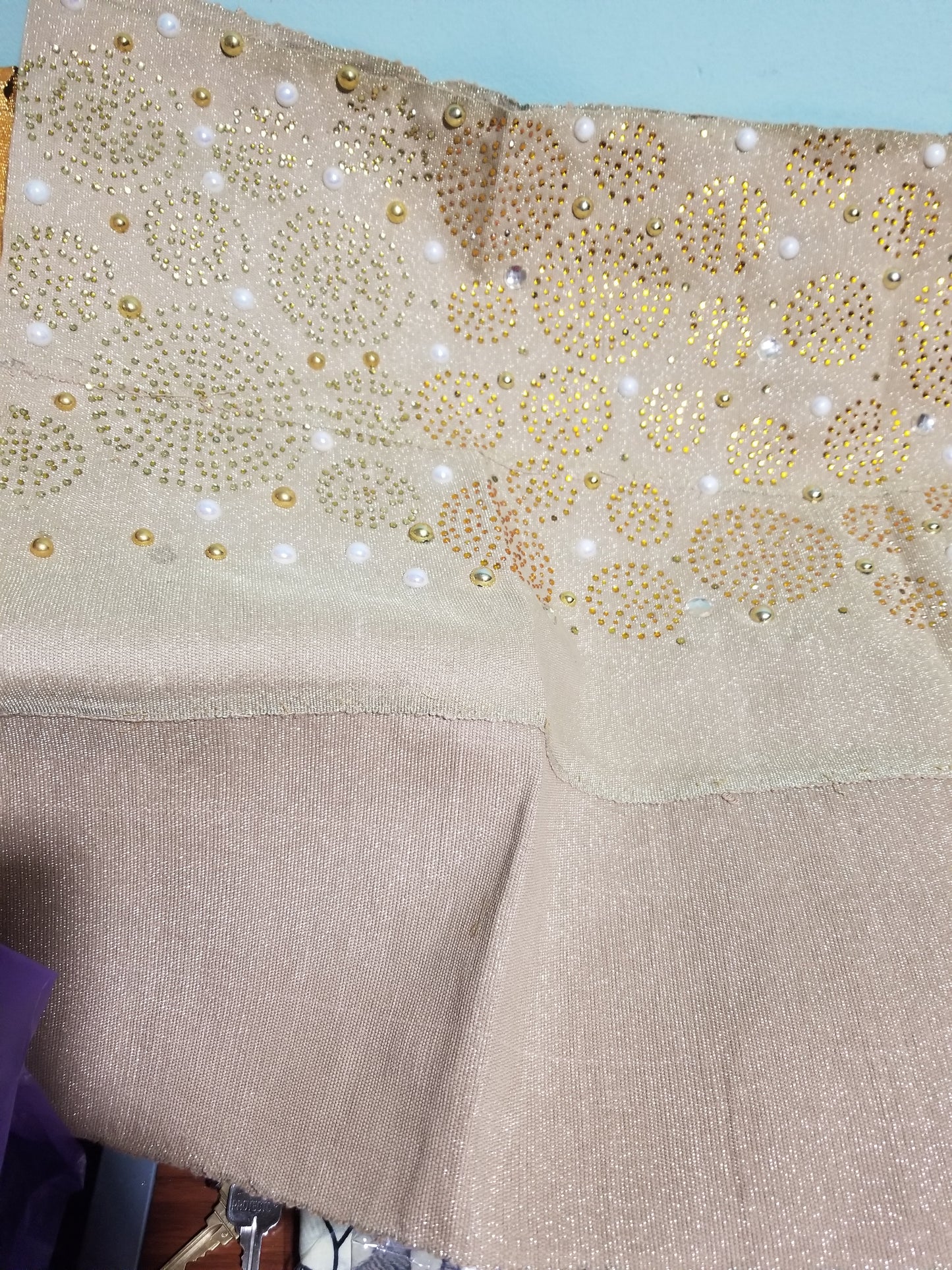 Aso-oke aus Champagner-Goldperlen/Steinen zur Herstellung von Gele-Kopfbinden. Traditionelles nigerianisches Aso-oke. Qualität in Höchstform. Nur Gele