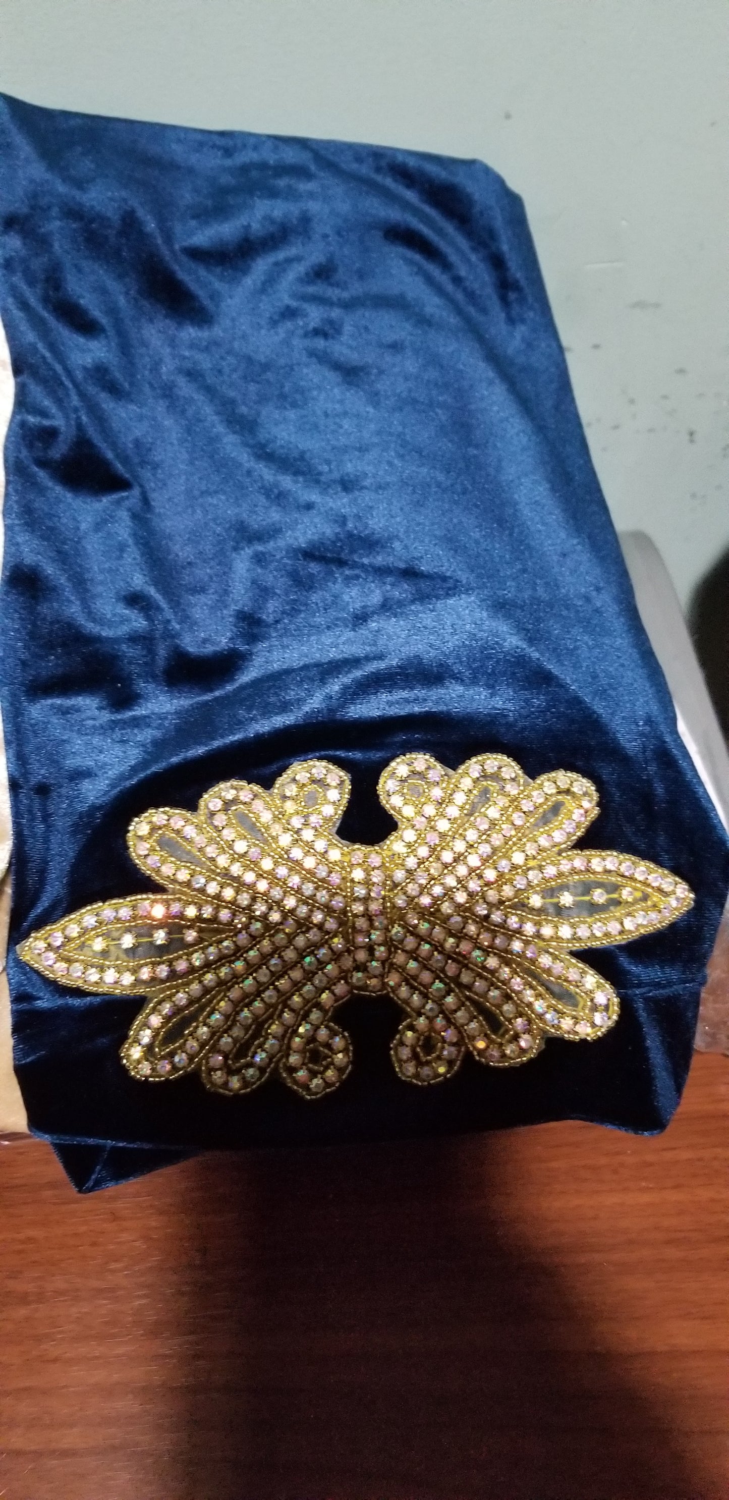 Damen-Turban aus Samt mit Kristallstein-Kunstwerk an der Seite für einen kreativeren Haarwickel. Dieses Design ist in den Farben Beige, Schwarz und Tiefblau erhältlich.