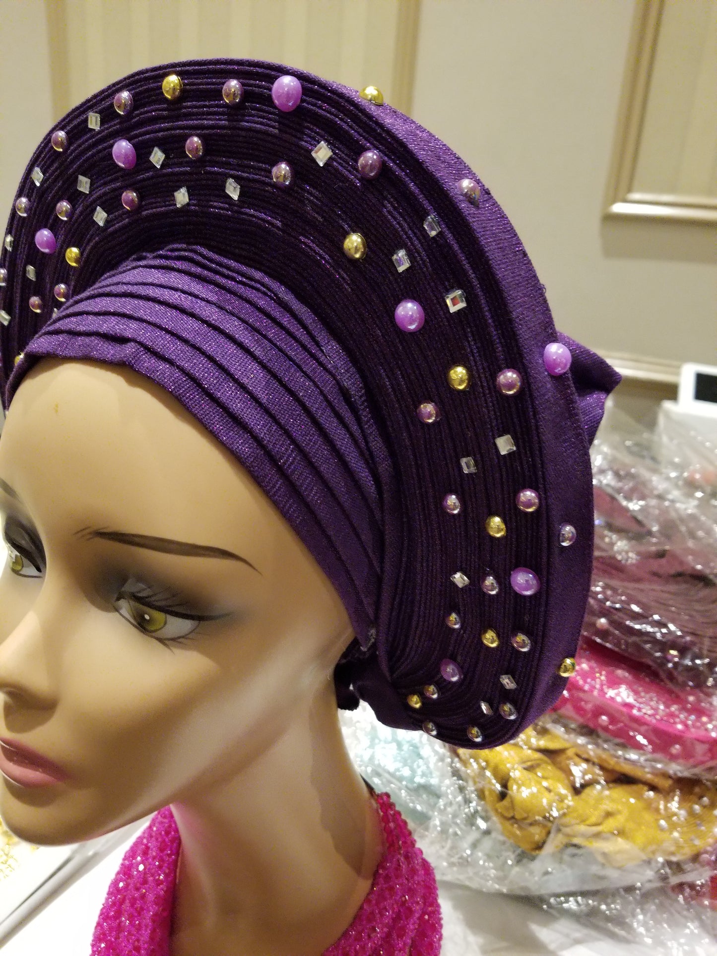 Lila Auto-Gele, hergestellt aus hochwertigem Aso-Oke. Hochwertige Handarbeit mit Perlen und Steinen. Einheitsgröße, einfach anzupassen und hinten zu verknoten