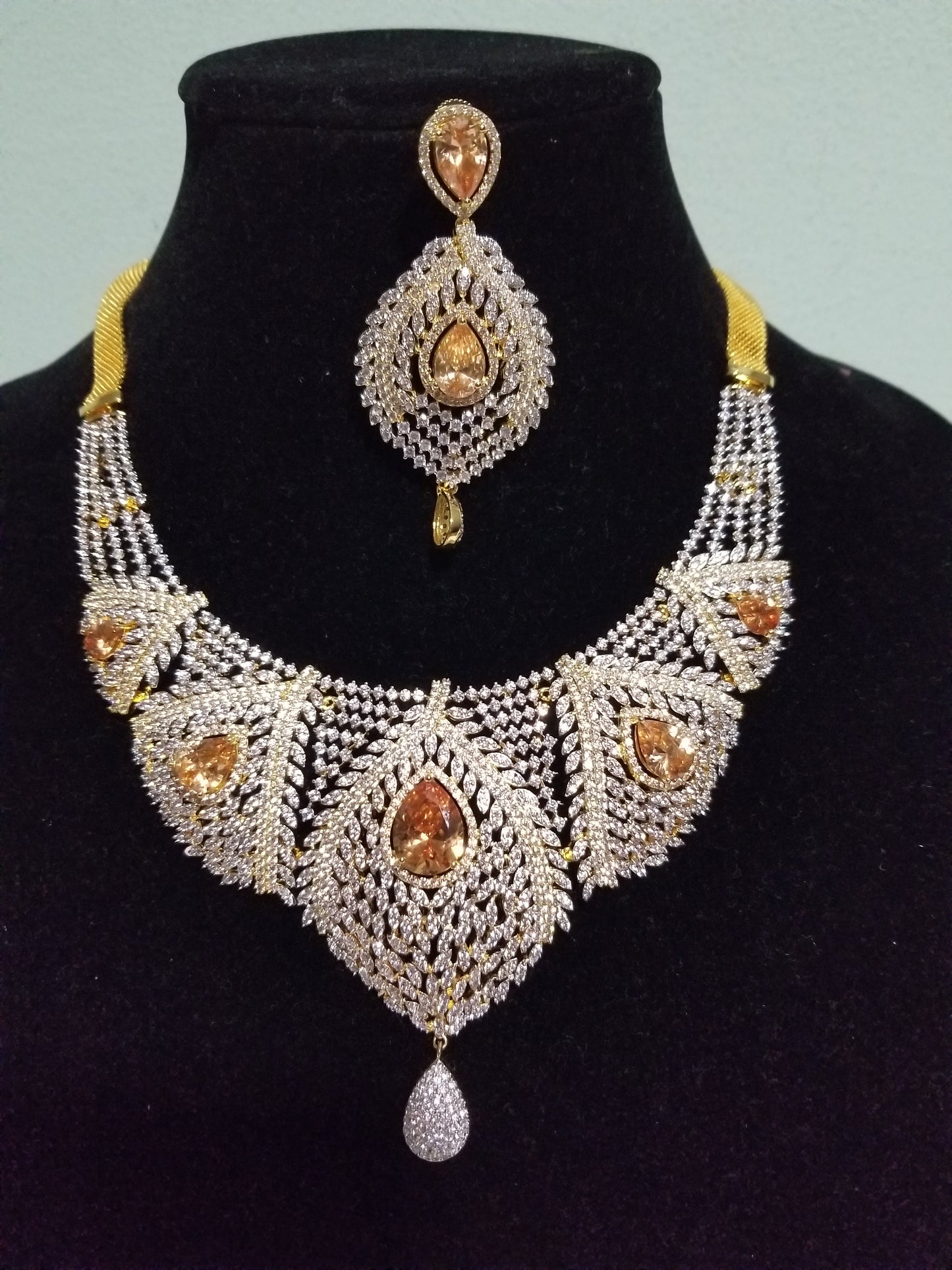 New arrival of 2pcs set of 22k Electroplated high quality CZ diamond stones in white/gold. Quality stone setting. Hypoallergenic plating. You can count on our quality jewelries. Beautiful Bridal jewelry set