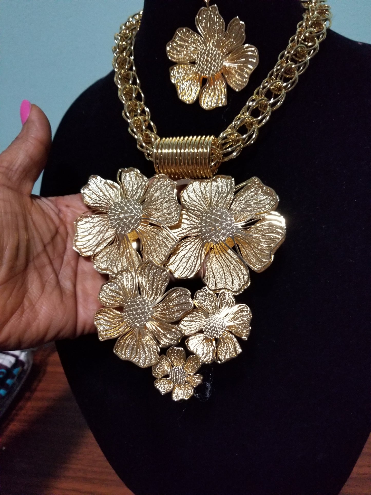 Back in stock: High Quality Dubai 18k Gold costume jewelry set for African wedding. Big Elegant necklace set 2pcs. The big set classy attention costume jewelry. High quality electroplated set. Hypoallergenic