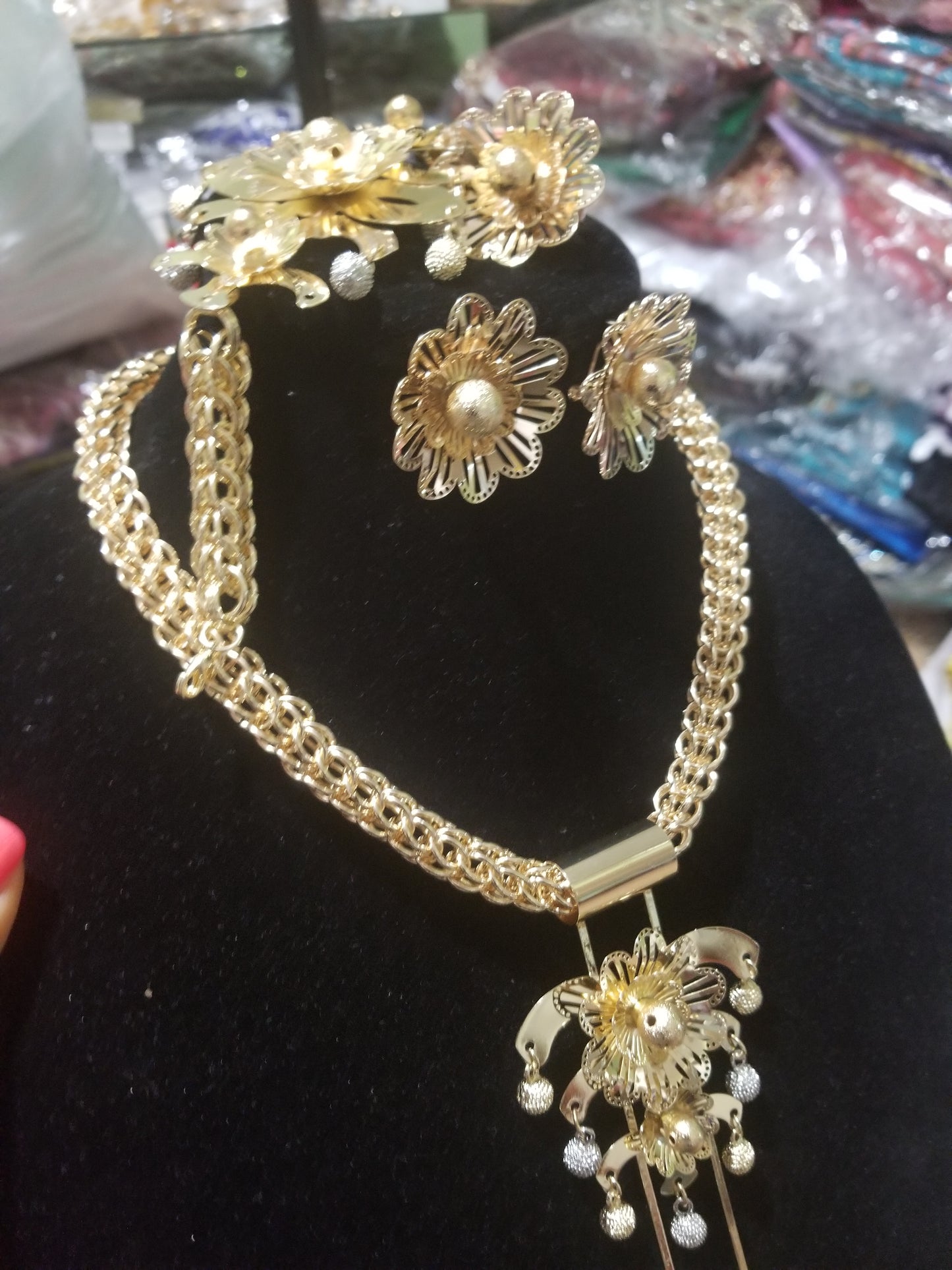 Top quality costume Dubai jewelry set in 18k gold plating. High quality hypoallergenic jewelry set. 4pcs set. One size fit ring. African party jewelry set