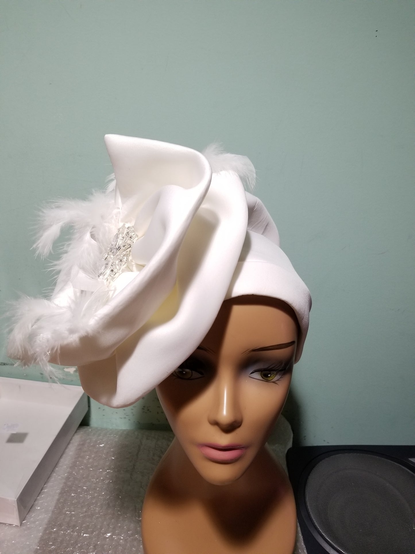 Off-White-Turban-Design mit weißer Feder. Verkleiden Sie es für die Kirche oder Party. Frauen-Turban. Einheitsgröße für alle Turbane. Wunderschönes Design mit einer seitlichen Brosche, die Ihrem Turban eine besondere Note verleiht