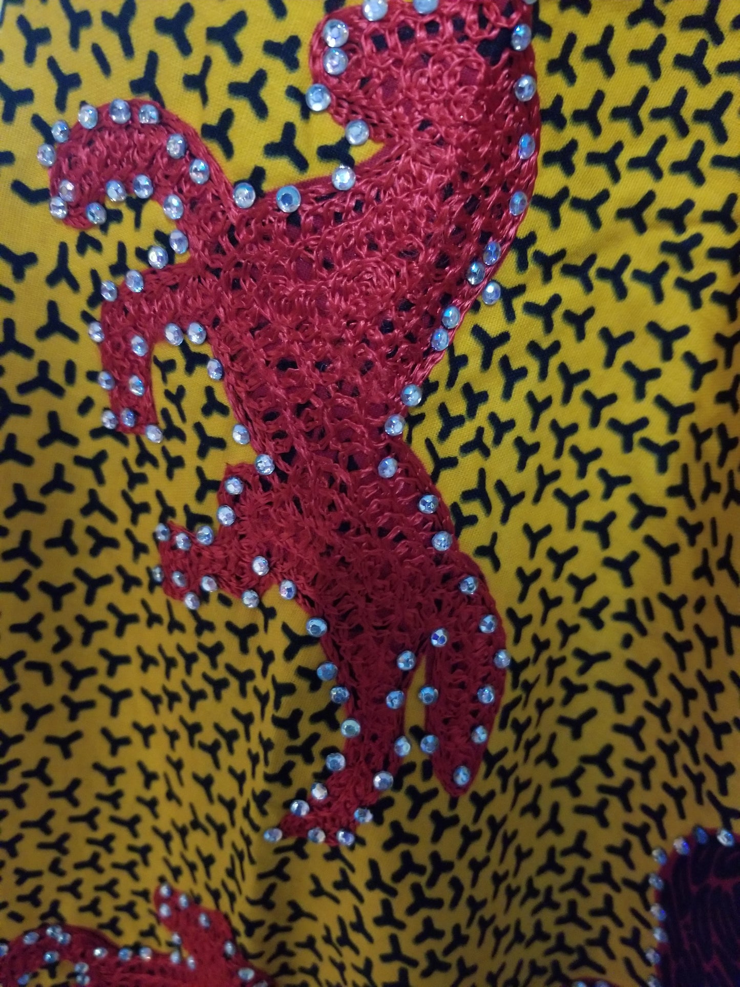 Clearance: embriodered and stoned Ankara-dress, embellished with shinning Swarovski stones to perfection! Fit Burst 52" and 57" lenght shoulder to floor. Made with Quality hitarget Ankara. Comes with a matching headtie. Sleeve 12"