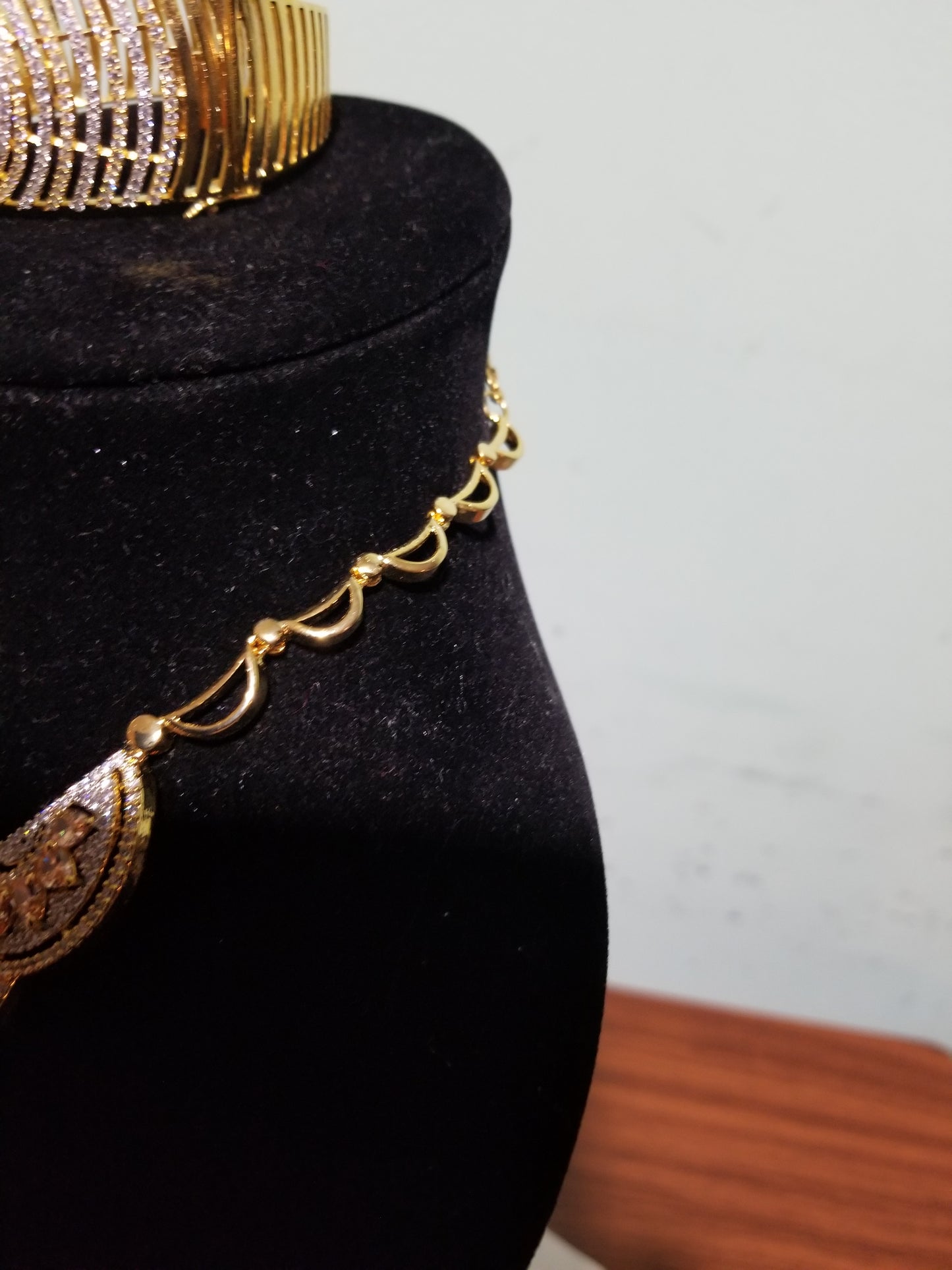 Special offer: New arrival 4pcs celebrant set. America diamond 22k Electroplated high quality CZ stones. Quality stone setting, hypoallergenic. Classic scallop choker necklace, Bangle, drop earrings and ring. Bridal-accessories