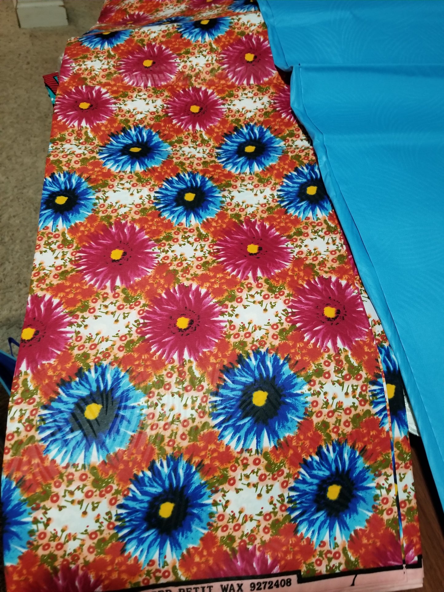 New arrival 4yds flower Ankara + 2yds plain combinations. Latest African wax print fabric. Turquoise blue color mix poly cotton. AFRICAN wax print sold per 6yds. Price is for 6yds.