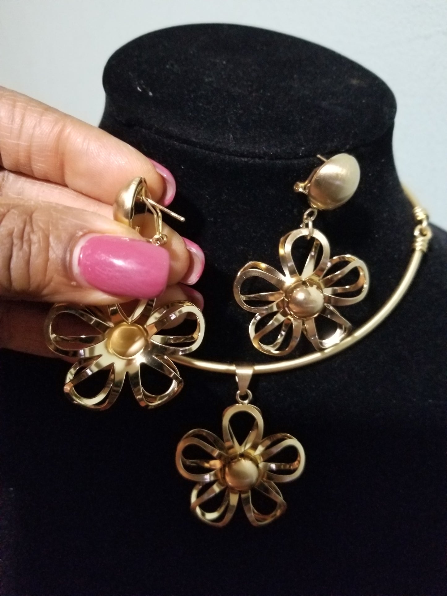 Hochwertiges, 18 Karat vergoldetes 3-teiliges Anhängerset. wunderschöner Blumenanhänger mit passenden baumelnden Ohrringen. Verkauft mit Kette. Klassisch für Freizeitkleidung.