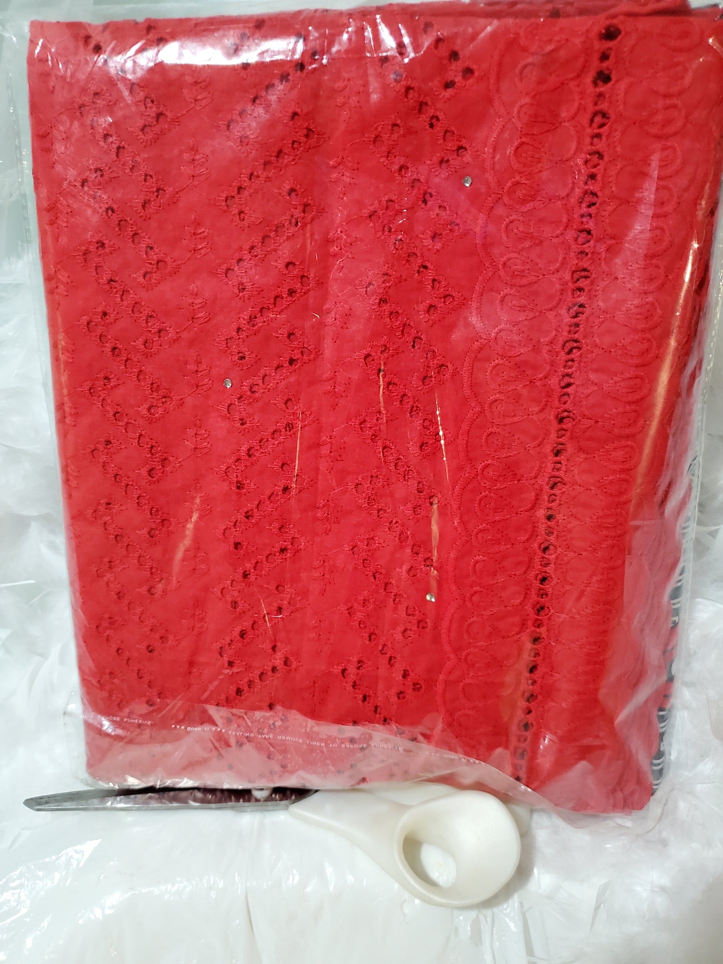 African wax print- Ankara + lace combination pack. 3yard ankara and 2 yards red dry lace in a pack. Luxuriouse quality ankara. Veritable wax print