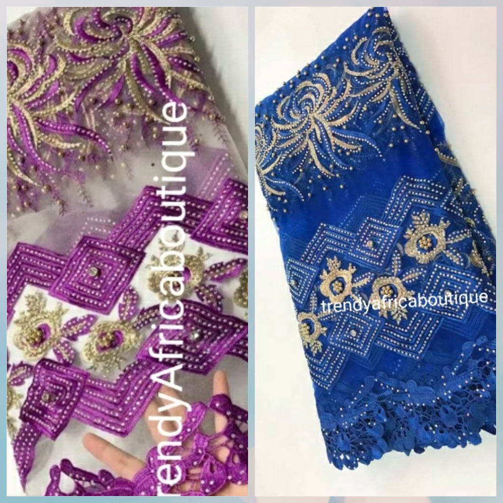Neu eingetroffener afrikanischer französischer Spitzenstoff. Vollständig mit Perlen und Steinen besetztes/reichhaltiges Design für diesen besonderen Anlass. Süße lila französische Spitze für die große nigerianische Party
