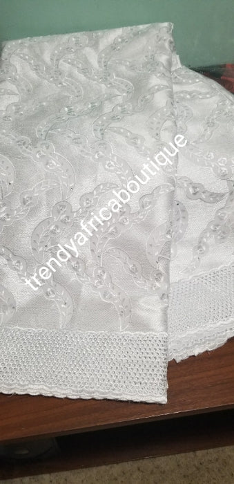 Angebot: reinweißer Schweizer Spitzenstoff. Handgeschnittener Rand. Originalqualität, verkauft als 5-Meter-Stoff