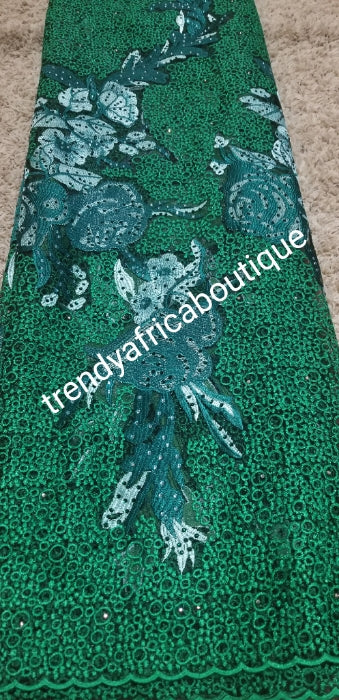 Neu eingetroffener afrikanischer französischer Spitzenstoff mit Embriodery- und Stone-Effekt. Verkauft pro 5 Yards. Abendessen aus der Schweiz. Weiche, hervorragende Qualität. Süßes Grün