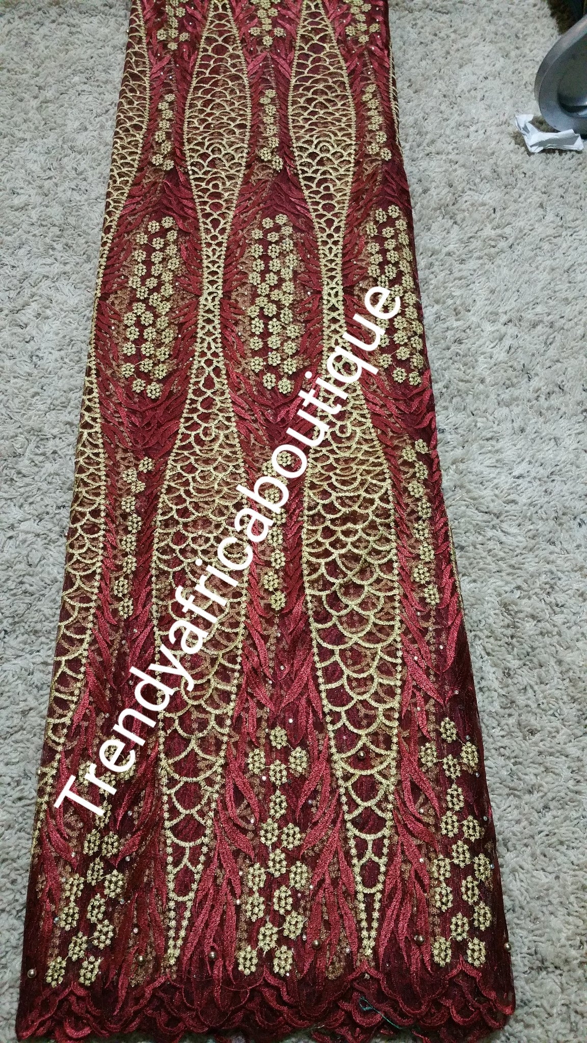 Französischer Tüll-Spitzenstoff in Wein/Gold. Verkauft pro 5 Yards Länge