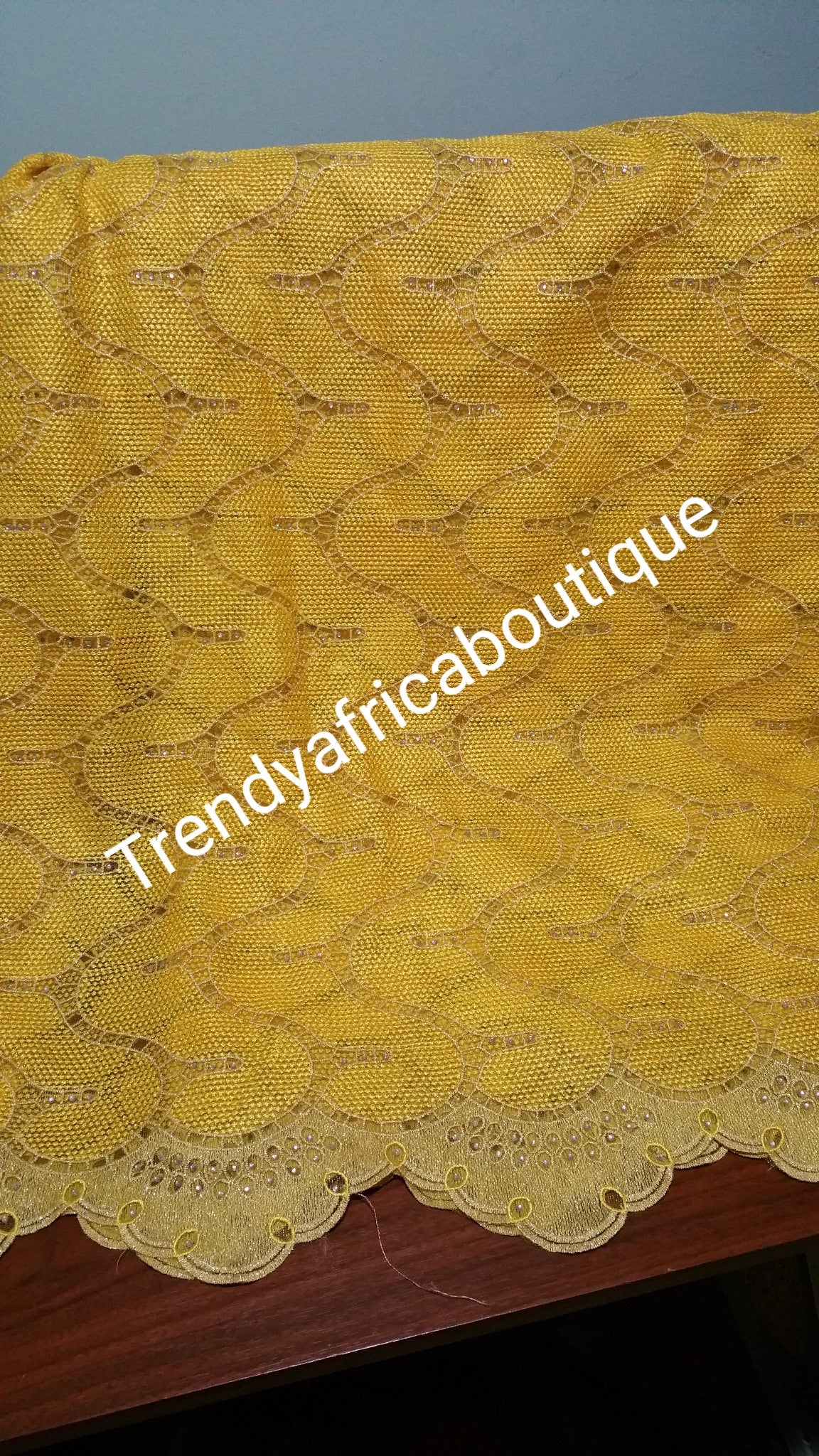 Im Angebot: Gelber afrikanischer französischer Spitzenstoff zur Herstellung von Party-/Hochzeitskleidern. Verkauft pro 5 Yards.