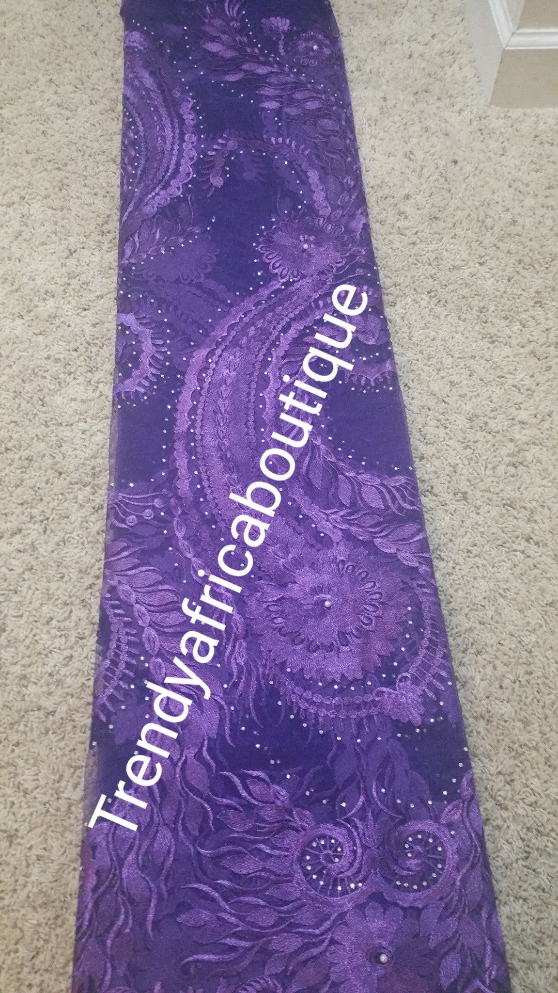 Verkauf: Afrikanischer französischer Spitzenstoff in knisternder Lila-Farbe. Überall auf Steinen. Verkauft 5 Yards. Das abgebildete Model rockt die gleiche Spitze in einem knisternden Abendkleid
