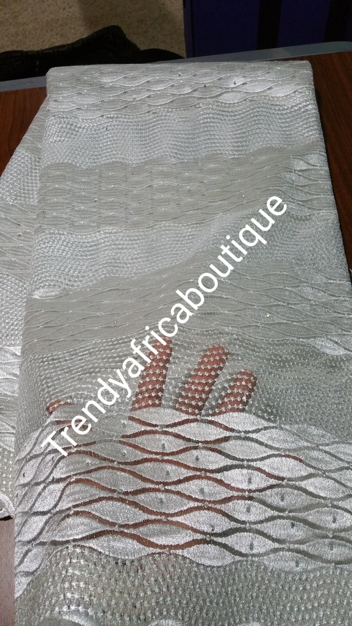 Weiß/weißer Schweizer französischer Spitzenstoff. Weiche Textur, tolle Qualität. Verkauft pro 5 Yards