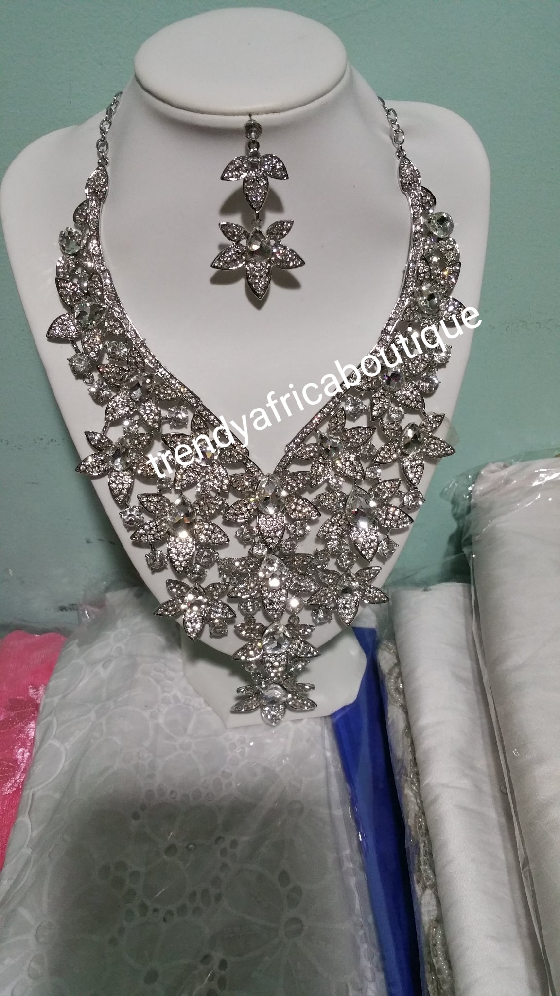 Neueste sortierte Farben des Kristallhalsketten-Sets für Hochzeiten/große Veranstaltungen. Wunderschöne Halskette und passende Ohrringe. Modeschmuckset aus schillerndem Kristall mit 18-Karat-Vergoldung