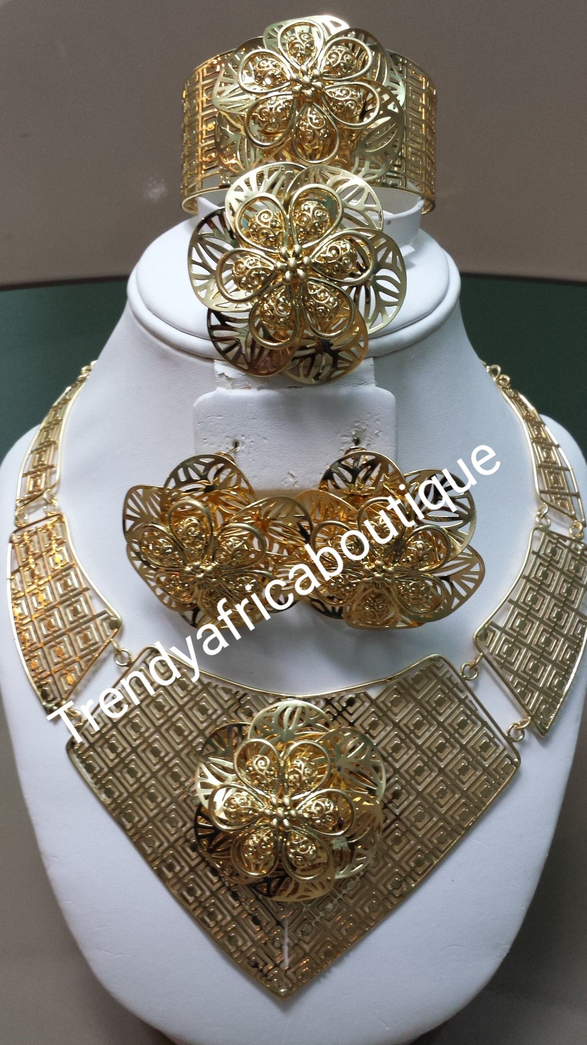 Sale: 4pcs choker necklace jewelry set. 18k gold plated matching choker set. Beautiful flower design