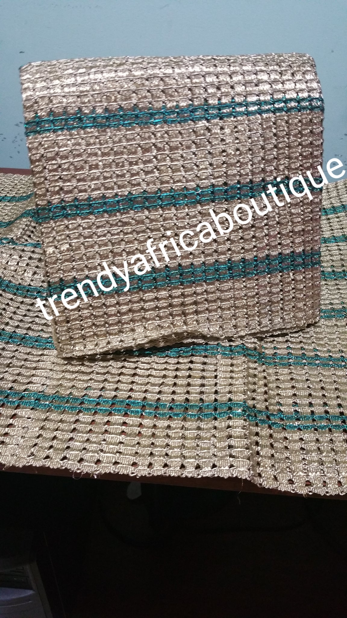 Neuestes traditionelles nigerianisches Aso-Oke-Gele-Set. 3-teiliges Spitzen-Aso-oke in gold/grünen Streifen. Wunderschönes Gele/IPele Aso'oke