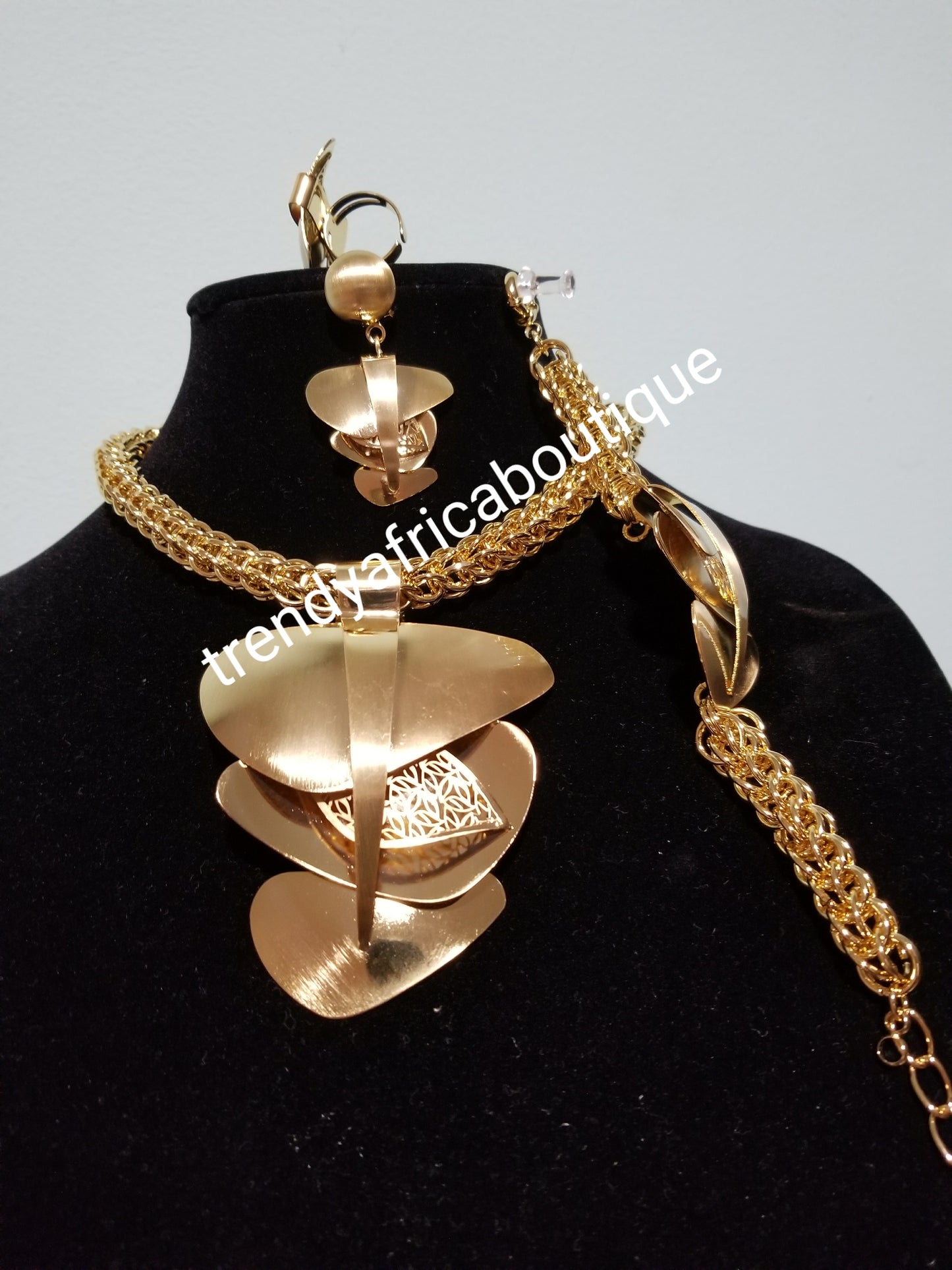 4pcs. 18k Gold plated and Silver plated costume-Jewelry set. High quality plating, hypoallergenic. Africa/Nigerian party jewelries set.