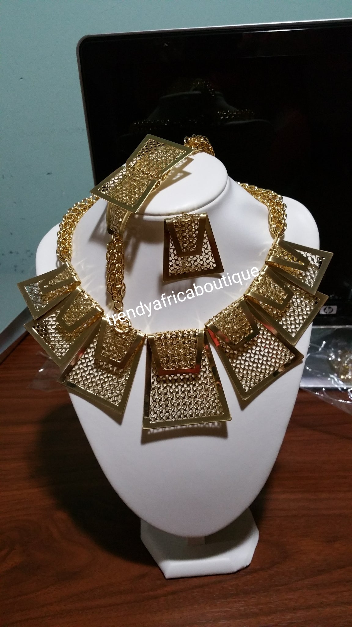 Latest African/Dubai 18k Gold plated Jewelry set. 4pcs High quality costume set. Solt as a set. Pruce is for the set