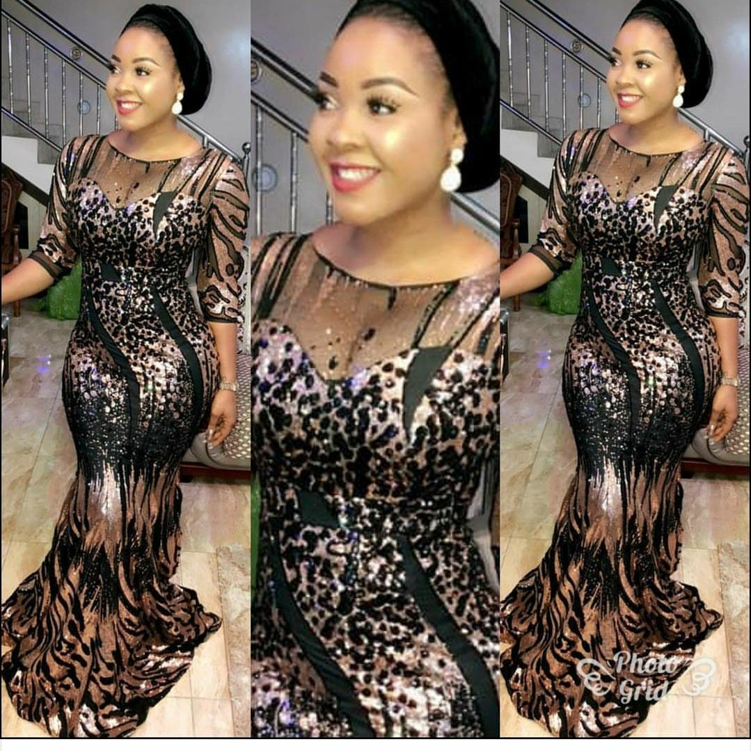 Ausverkauf: Netzstoff aus französischer Spitze in der Reihenfolge Schwarz/Babyrosa. Hochwertiger Stoff zur Herstellung von Ballkleidern. Verkauft pro 5 Yards. Der Preis gilt für 5 Yards