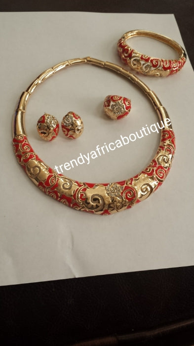 4Stk. 18 Karat vergoldetes Omega-Halskettenset. Im Lieferumfang sind passende Ohrringe, Armreif und Ring enthalten. Gold-/rotes Design für afrikanische Partys