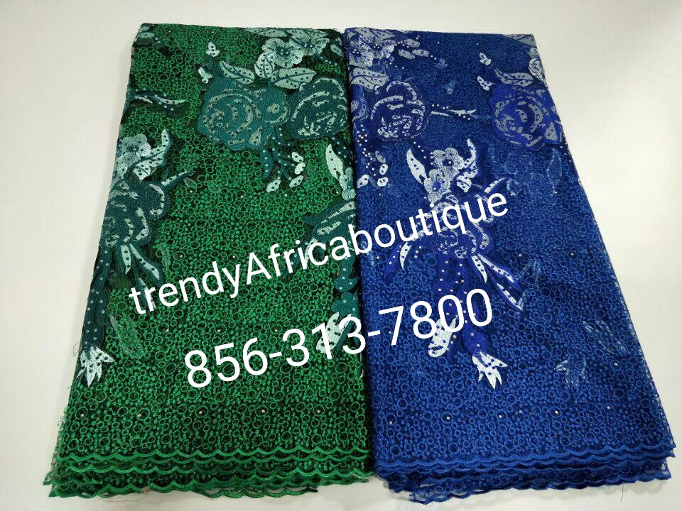 Hochwertiger bestickter/steiniger afrikanischer französischer Spitzenstoff. In der Schweiz hergestellt. Verkauft pro 5 Yards. Wunderschönes Königsblau.