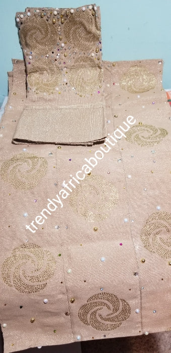 Hochwertiges, mit Champagnergold verziertes Aso-oke-Set. Gewebt in Nigeria. Neuester Celebrant Aso-oke für Gele/Ipele (Schulterschal)/Mützenstück für Männer. Das 3-teilige Set wird als Set verkauft und der Preis gilt für das Set