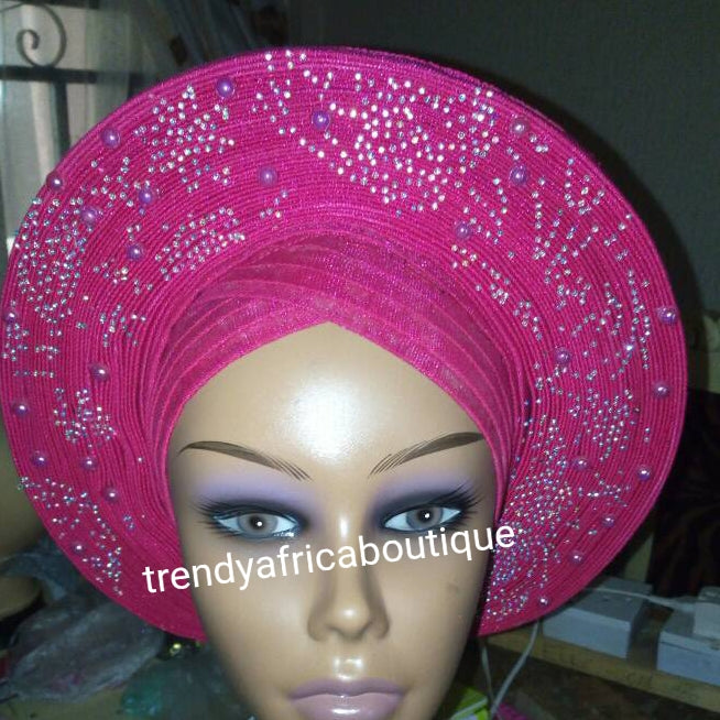 Ausverkauf, Ausverkauf Nigeria Gele. Fuschia Pink Autogel. Nigerianisches Aso-Oke, verarbeitet zu Auto-Gele. perlenbesetzt und gesteinigt. Partybereit in weniger als 5 Minuten. Einheitsgröße, einfache Verstellung hinten