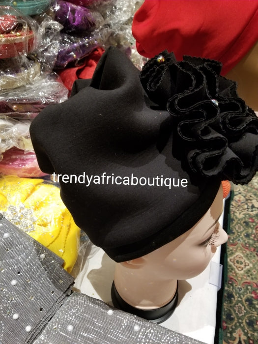 Schwarzer Frauen-Turban. Haarturban in Einheitsgröße. Wunderschönes Blumendesign mit einer seitlichen Brosche, die Ihrem Turban eine besondere Note verleiht