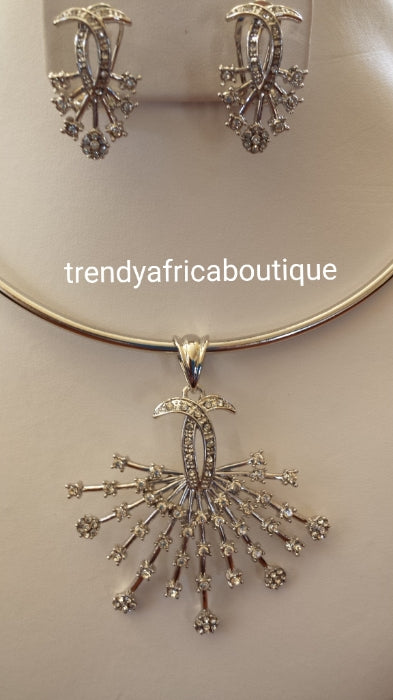 18 Karat versilberter Anhänger/Ohrringe, besetzt mit Omega-Kette. Die Kette verfügt über eine Verlängerung mit einem Haken auf der Rückseite zur Anpassung der Passform. Kleines schönes Anhänger-Set für den täglichen Gebrauch