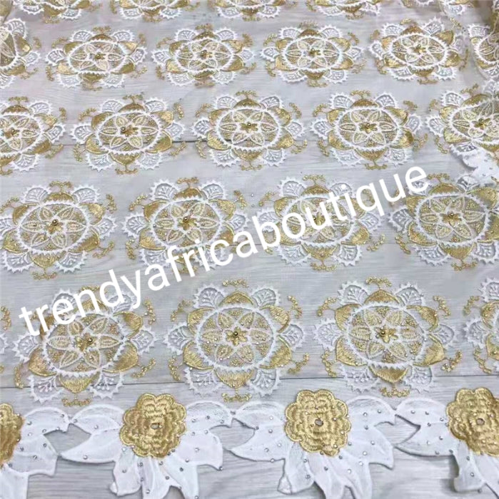Neuestes Design: Afrikanischer französischer Spitzenstoff, der überall bis zur Perfektion mit Perlen und Steinen verziert ist. Verkauft pro 5 Yards. Nigerianischer Brautspitzenstoff weiß/gold. Das abgebildete Modell trägt einen ähnlichen Stoff