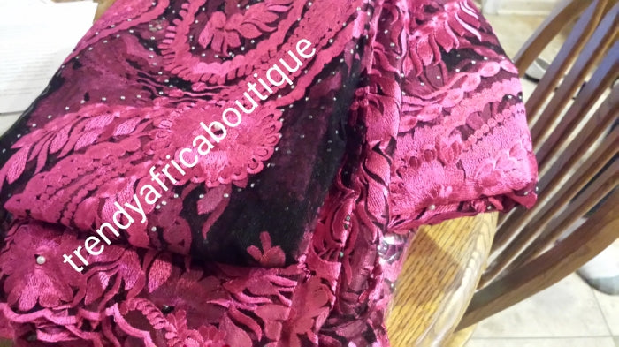 Schwarzer/fuchsiafarbener Netzstoff aus französischer Spitze mit durchgehenden Steinen. Großartige Qualität. Verkauft pro 5 Jahre. Das abgebildete Modell trägt die Farbe Lila