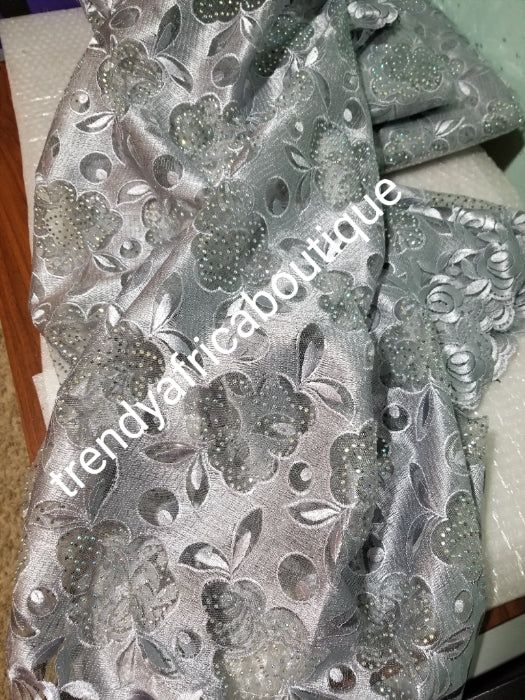 Luxuriöser, wunderschöner französischer Spitzenstoff aus silbernem Sticknetz, Spitze in Schweizer Qualität, überall mit Kristallsteinen verziert. Verkauft pro 5 Yards. Nigerianischer französischer Spitzenstoff. Hochwertige Qualität für Hochzeitskleider