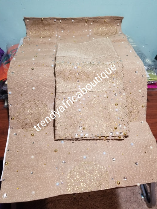 Ausverkaufsqualität Aso-oke-Set mit Perlen und Steinen für traditionelle nigerianische Hochzeiten/Zelebranten. Damen Aso-oke in Champagnergold. 3-teiliges Set Gele/Ipele (Schulterschal) und ein Stück für Herren-Mütze