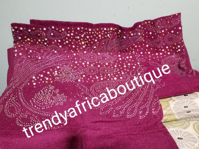 Neu eingetroffene wunderschöne Magenta Bedazzled Aso-oke Gele Kopfbinde. 4 breit für die Herstellung größerer Gele. klassisches neuestes Design des traditionellen nigerianischen Aso-Oke. Original Aso-oke + Steinarbeit