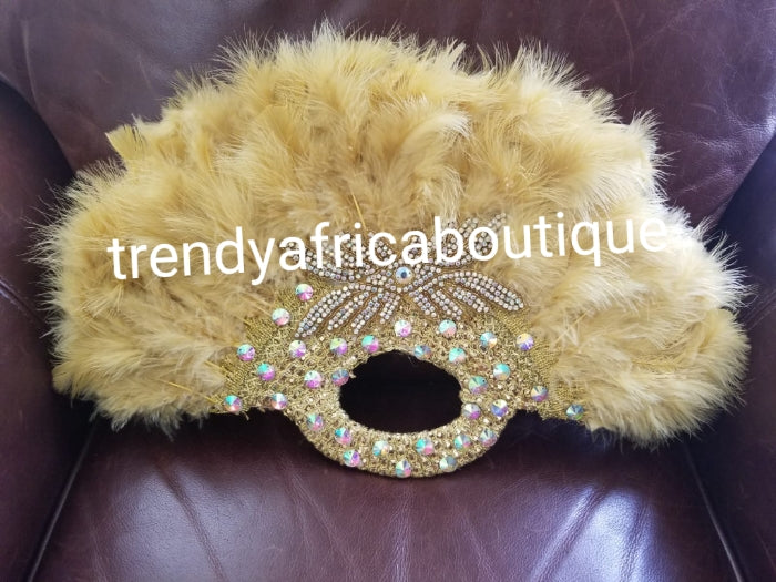 Neu eingetroffener Handfächer mit Federn aus reinem Gold. Große Mondform mit Griff. Nigerianische Brautaccessoires mit Blumenbrosche vorne. Verziert mit funkelnden Kristallsteinen. 25" lang + 14" breit. Kleiner Griff zum Halten Ihres Ventilators.