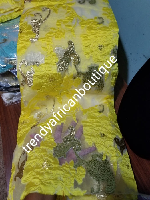 Wunderschöner gelber französischer Organza-Spitzenstoff/Gold-Lurex. neuestes Design. Verkauft pro 5 Yards. Nigerianische/afrikanische französische Spitze zur Herstellung von Party-Outfits. Weiche Textur, luxuriöses Design