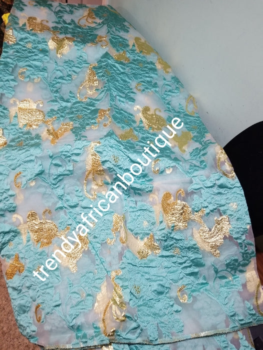 Wunderschöner himmelblauer/goldener französischer Organza-Spitzenstoff/goldener Lurex. neuestes Design. Verkauft pro 5 Yards. Nigerianische/afrikanische französische Spitze zur Herstellung von Party-Outfits. Weiche Textur, luxuriöses Design