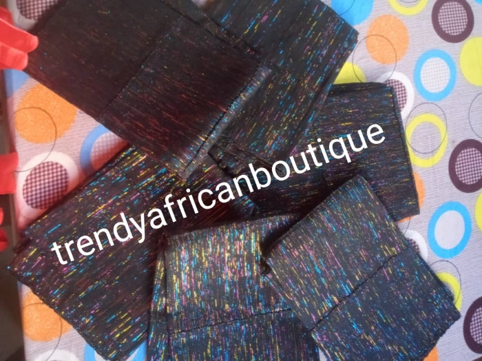 Neuester Metallic-Glitzer-Aso-Oke in schwarzer Farbe. Gele nur mit extra breiter Breite für die Herstellung der neuesten, stilvollen traditionellen nigerianischen Kopfbedeckung.
