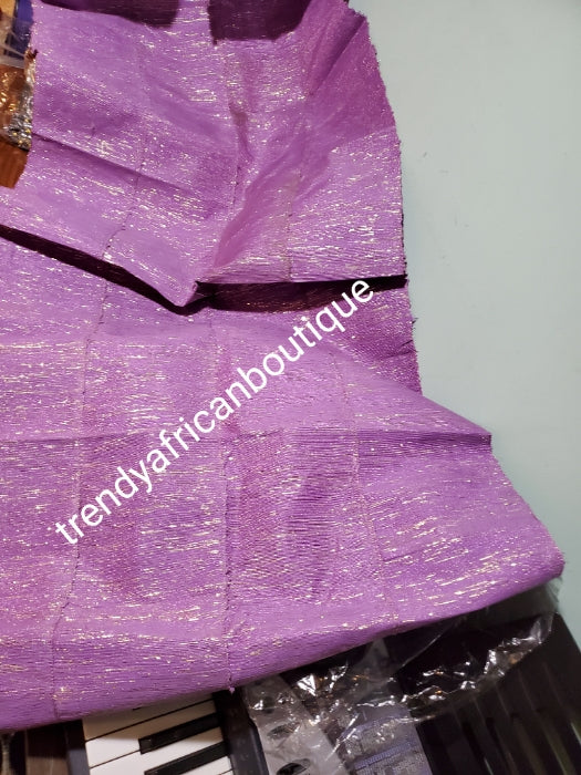 Neuester metallischer Glitzer-Aso-oke in Flieder mit silbernem Farbglanz. Gele nur mit extra breiter Breite für die Herstellung der neuesten, stilvollen traditionellen nigerianischen Kopfbedeckung.