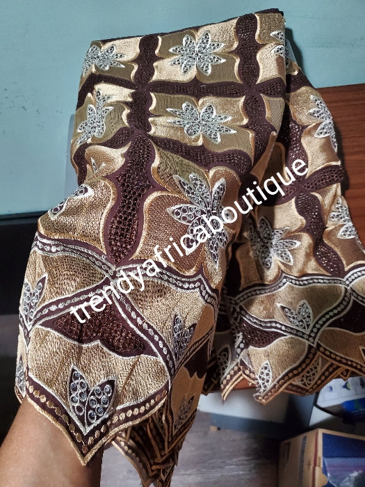 Ausverkauf: Schweizer Voilespitze mit weicher Textur in Schokoladenbraun/Creme. Verkauft pro 5 Yards und der Preis gilt für 5 Yards.