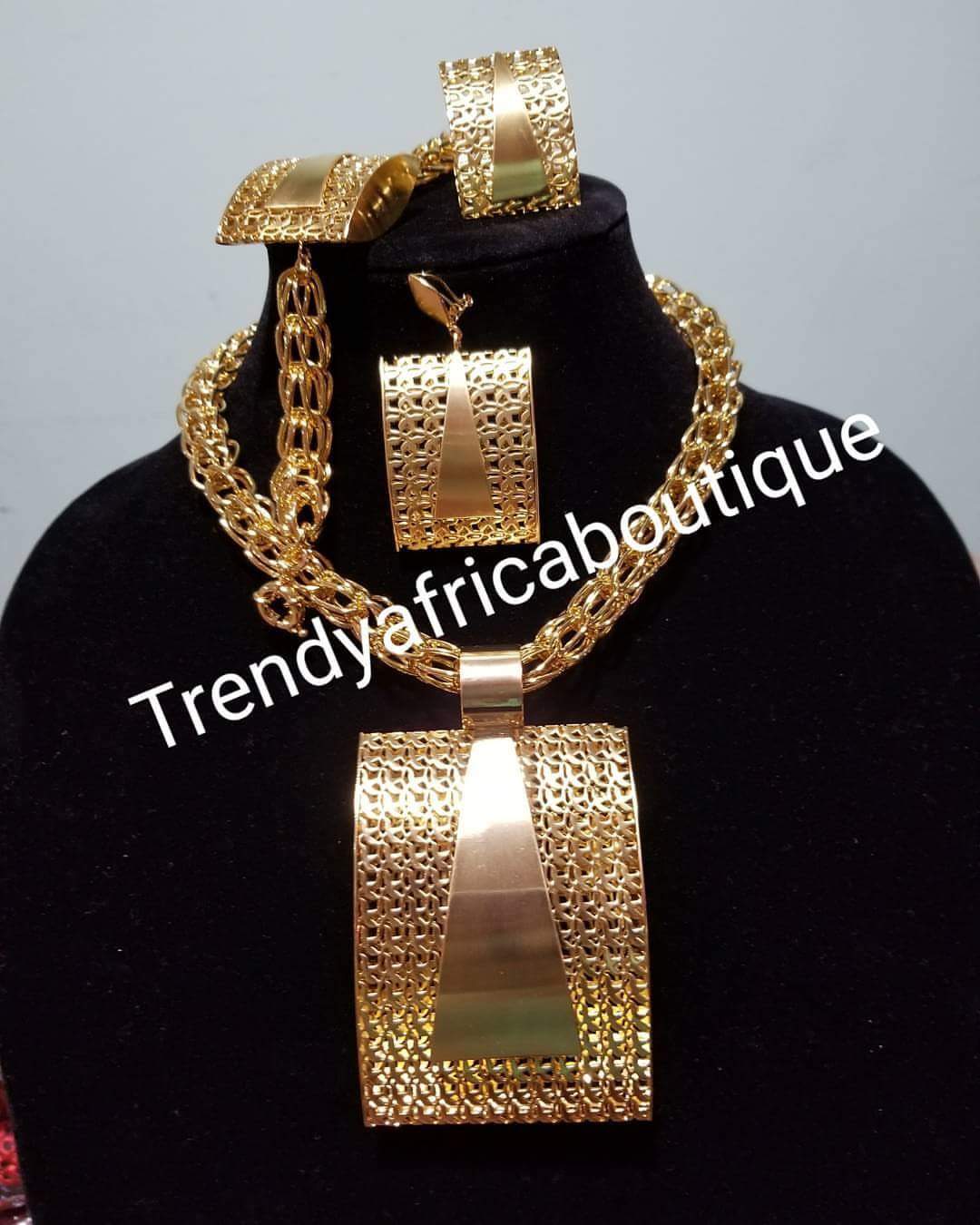 Luxuriöses, mit 18 Karat vergoldetes 4-teiliges Schmuckset mit Anhängern. Offener verstellbarer Ring. Wunderschönes afrikanisches Party-Schmuckset