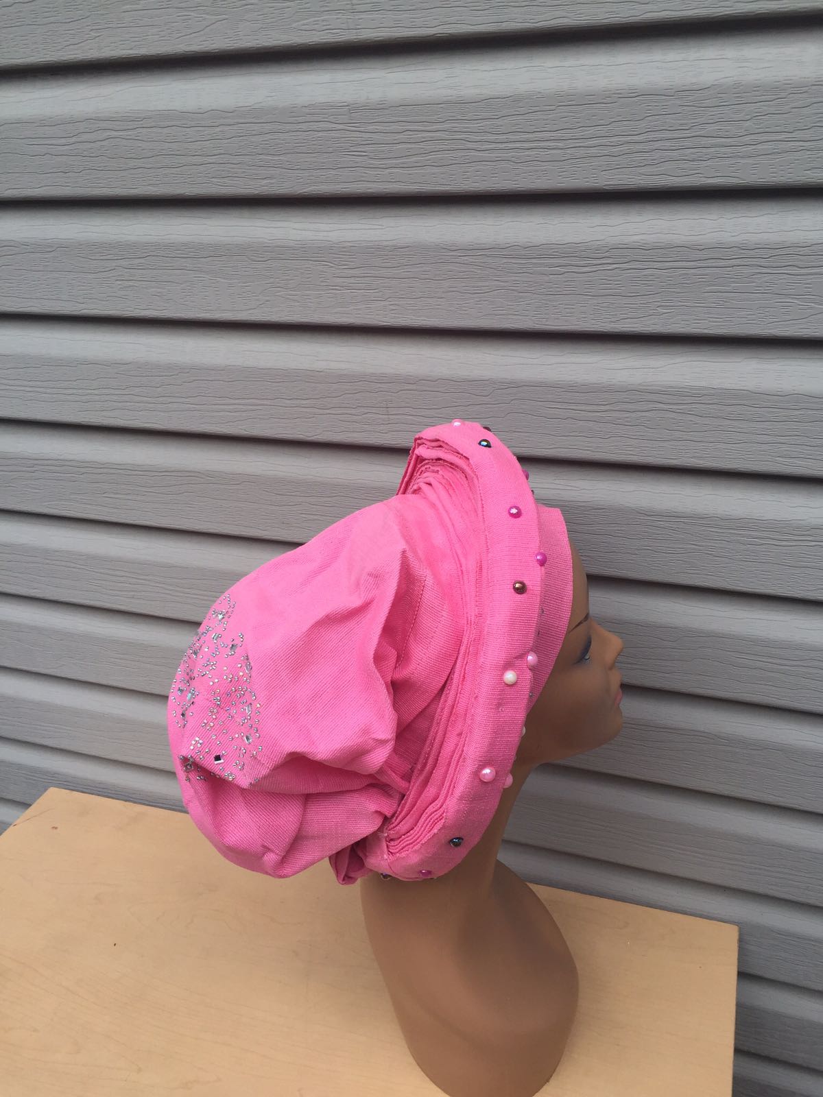 Rosafarbenes, mit Perlen und Steinen besetztes Auto-Gel. Wahala-freies Gele bereits für Sie gemacht. Einteilig mit Anpassung an die Rückseite