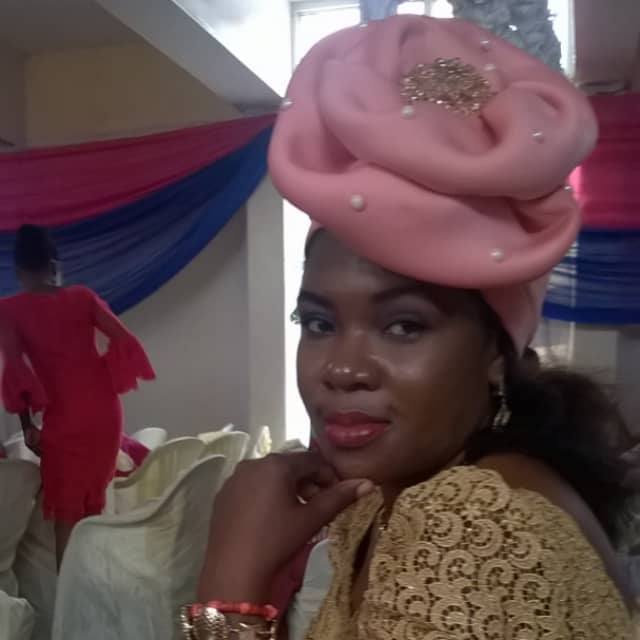 Fuchsia rosa Damen-Turban. Einheitsgröße. Wunderschönes Blumendesign mit einer seitlichen Brosche, die Ihrem Turban eine besondere Note verleiht