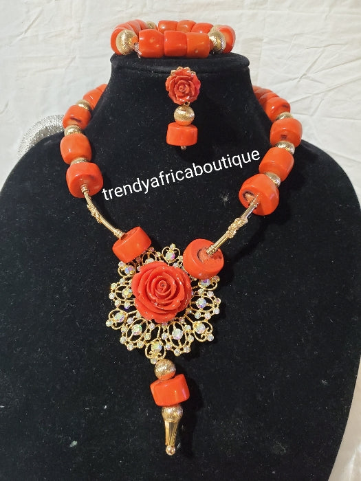 Edo-Korallen-Halsketten-Set, passende Armbänder und Ohrringe, traditionelle Braut-Hochzeits-Choker-Halskette und Tropfenanhänger, Ohrringe und ein Armband. Exklusive nigerianische Perlen-Brautaccessoires