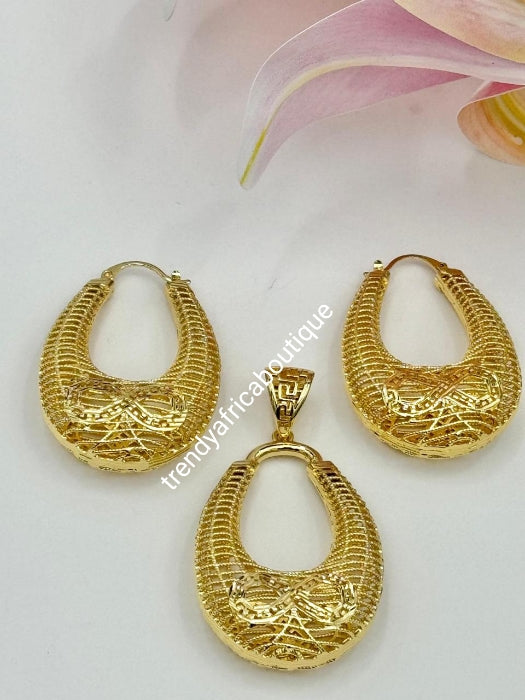 2pcs. High quality Gold plated pendant & earrings set. Super light weight set. Classic for casual wear.