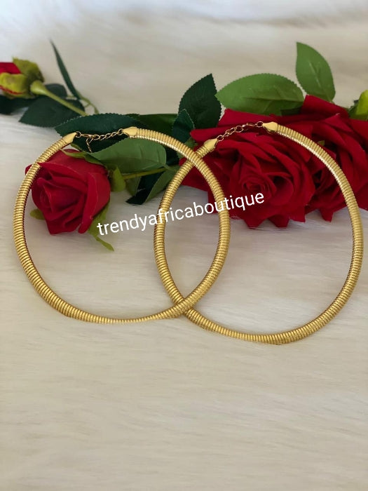 Elegant 16-17" long. 18k gold plated choker omega chain. High quality plating hypoallergenic plating chain with adjustable link. Price is for ONE