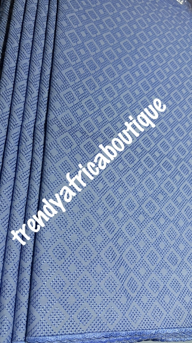 Mintgrüner, hochwertiger Schweizer Voile-Spitzenstoff für das einheimische Outfit nigerianischer Männer. Weicher Qualitätsstoff. Kann für Agbada/3-teiliges Outfit für Männer verwendet werden. Verkauft pro 5 Yards. Der Preis gilt für 5 Yards