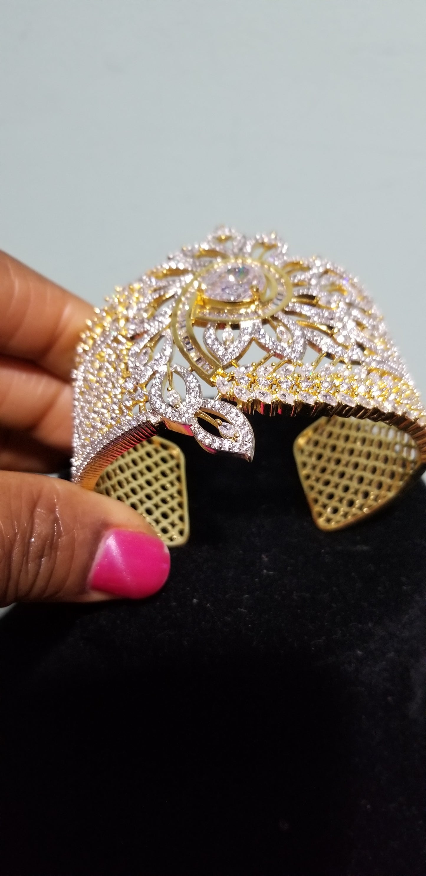 Sonderangebot: 3-teiliges Halsband-Set aus 18 Karat galvanisiertem Dubai-Gold mit CZ-Steinen. Amerikanisches Diamant-Schmuckset. Armreif in Einheitsgröße. Der Preis gilt für das Set